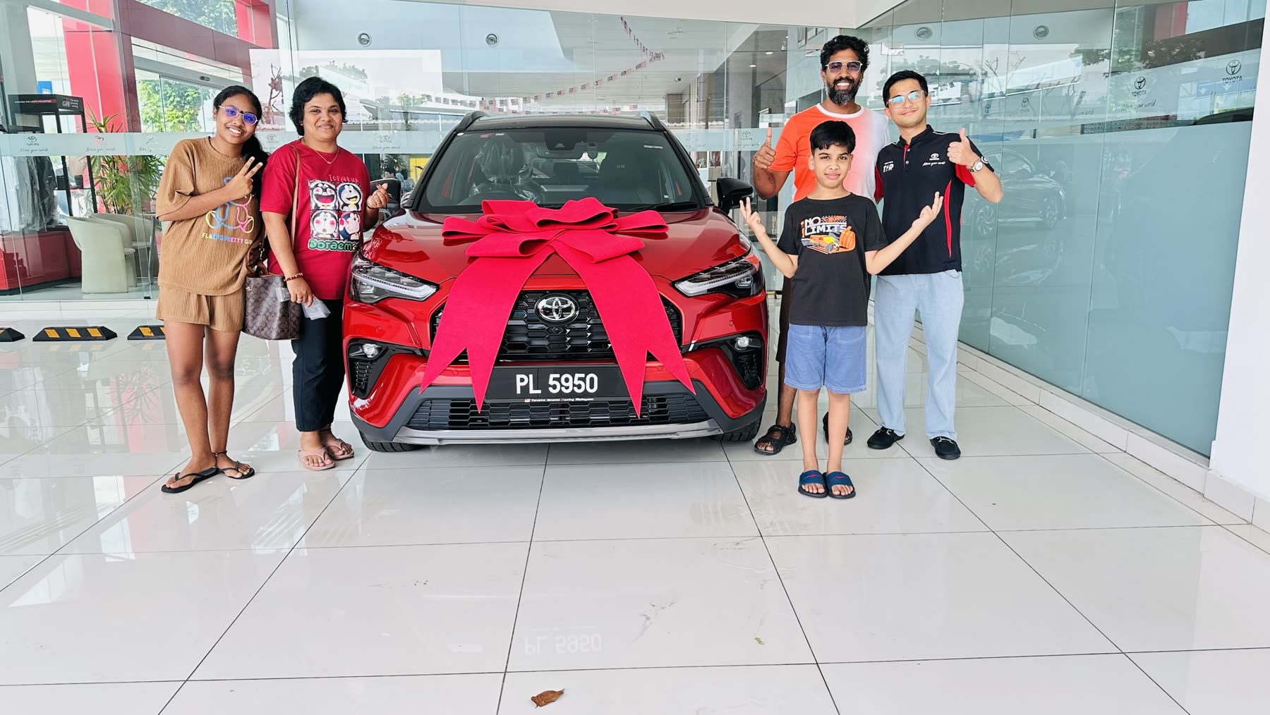 Penyerahan Corolla Cross GR-S merah kepada keluarga