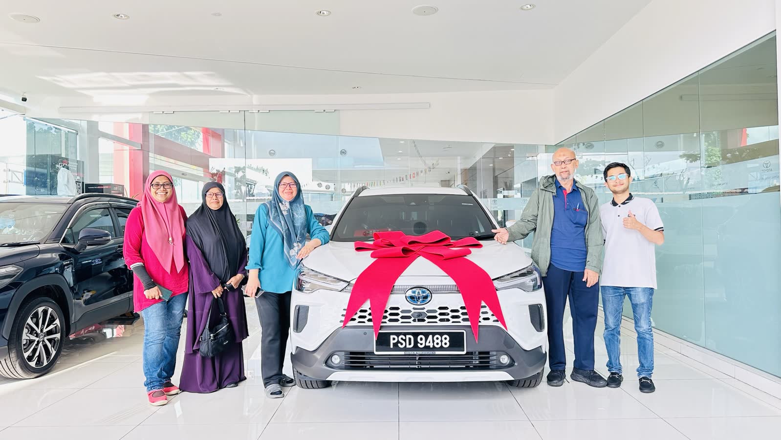 Penyerahan Corolla Cross Hybrid putih