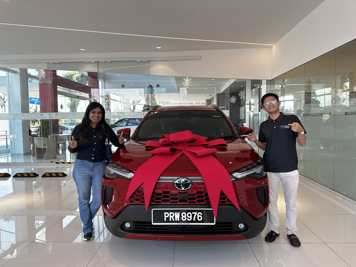 Penyerahan Corolla Cross merah
