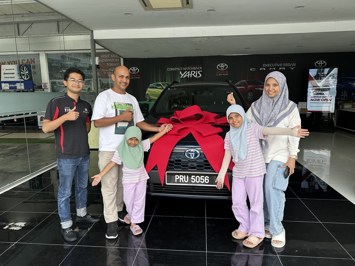 Penyerahan Corolla Cross Hybrid hitam kepada keluarga