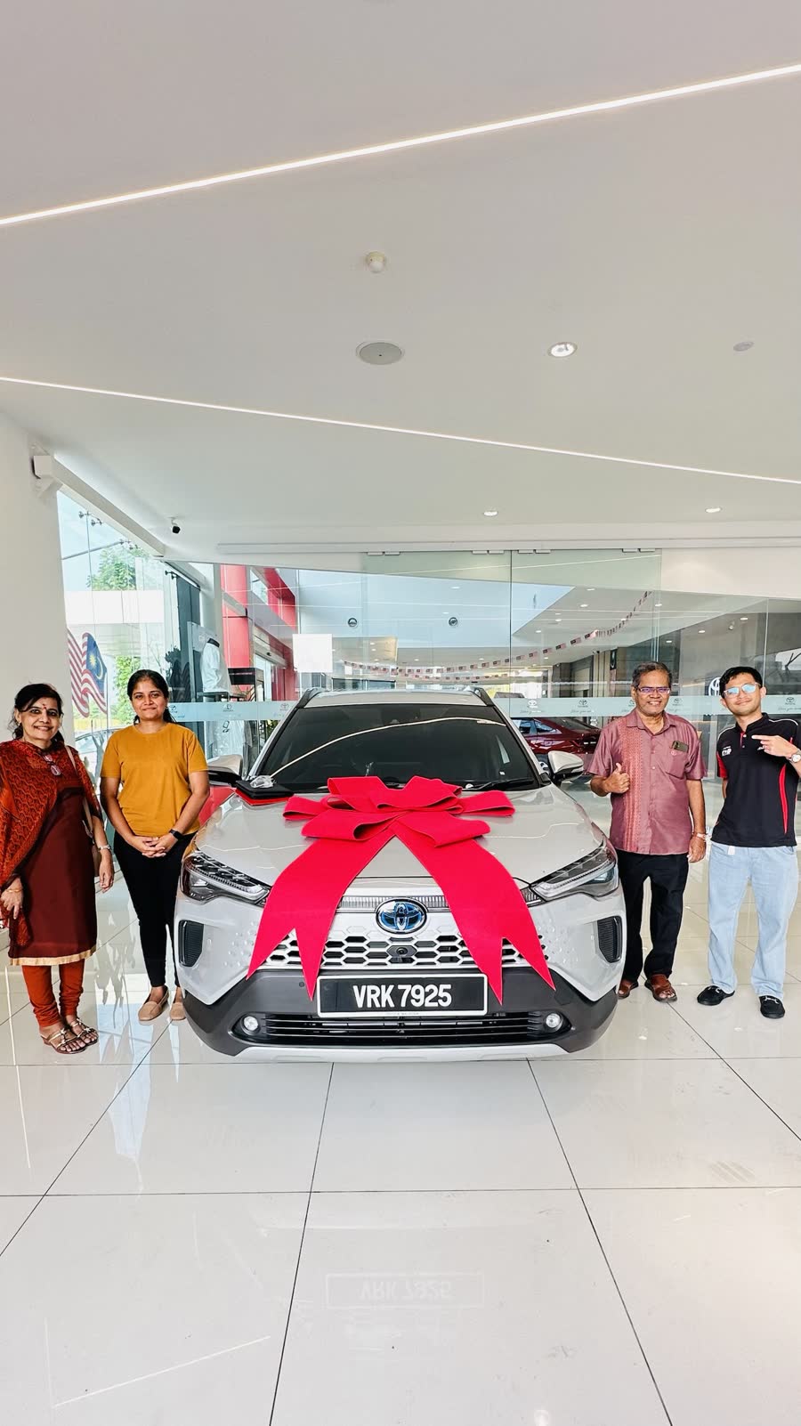 Penyerahan Corolla Cross Hybrid perak
