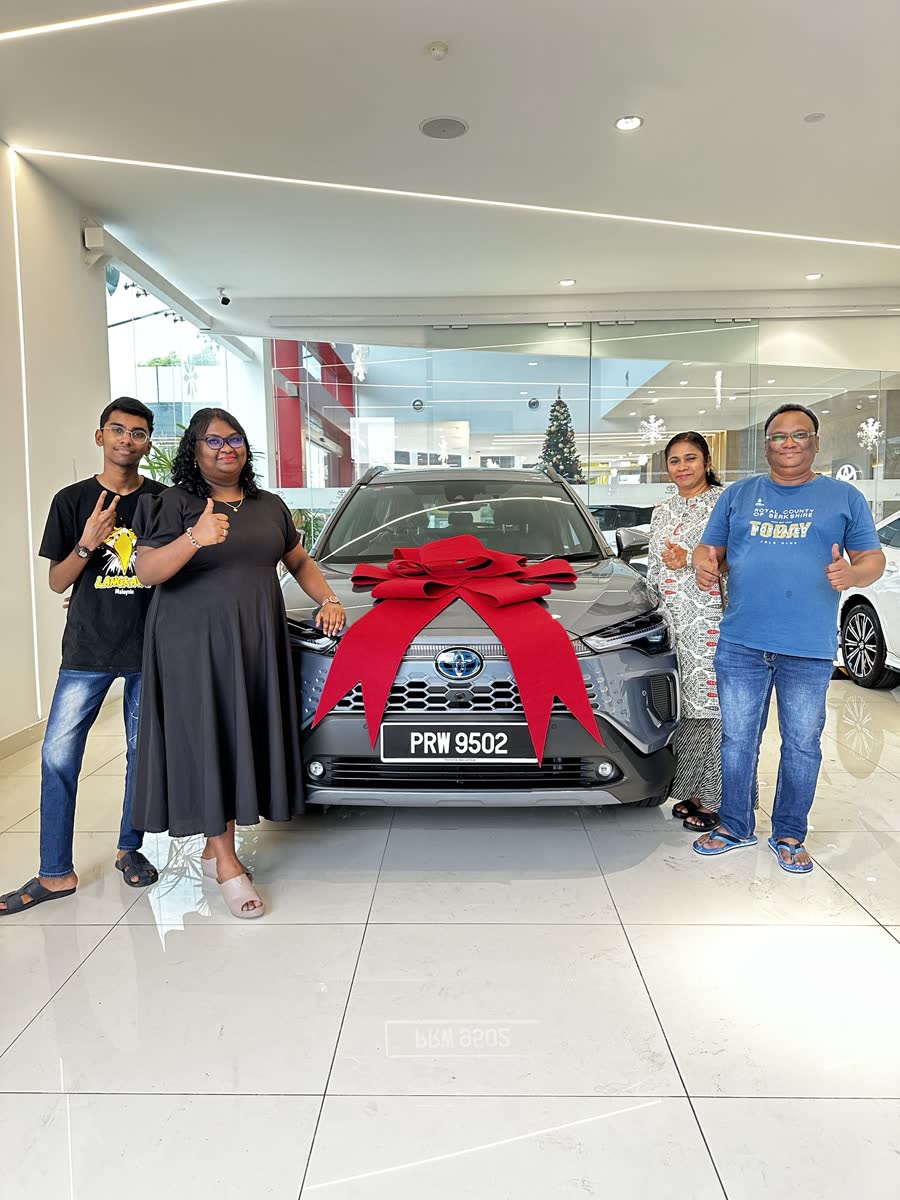 Penyerahan Corolla Cross Hybrid kelabu