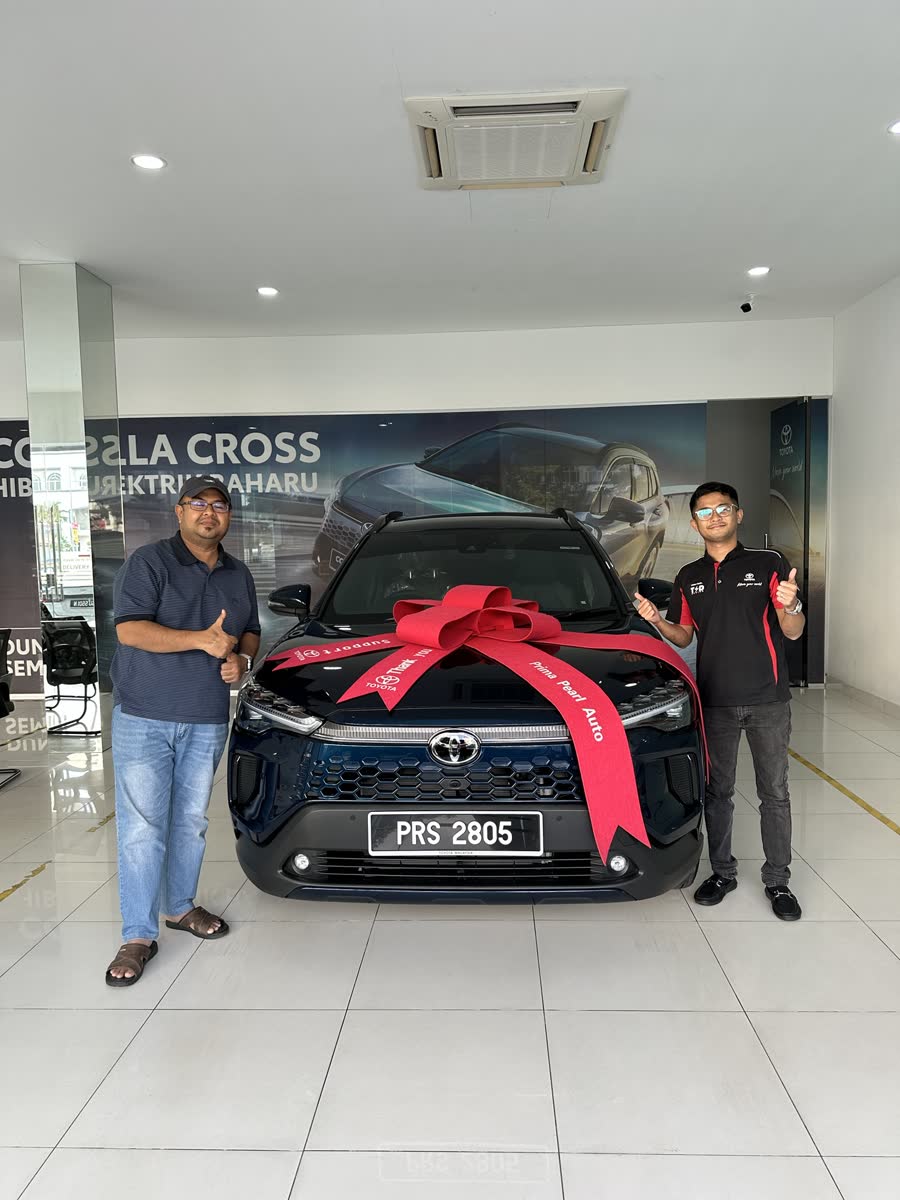 Penyerahan Corolla Cross biru gelap
