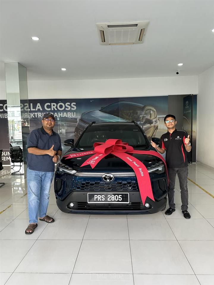 Penyerahan Corolla Cross biru gelap